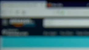 Imagen de una persona que muestra la pantalla de un teléfono móvil que muestra en la pantalla letras de Amazon Prime Day.