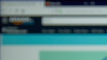 Imagen de una persona que muestra la pantalla de un teléfono móvil que muestra en la pantalla letras de Amazon Prime Day.