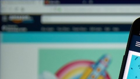 Imagen de una persona que muestra la pantalla de un teléfono móvil que muestra en la pantalla letras de Amazon Prime Day.