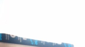 Una persona está recostada en el piso entre varias cajas de cartón de Amazon.