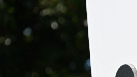 Un logotipo de Amazon en letras de color negro sobre un muro de color blanco.