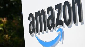 Un logotipo de Amazon en letras de color negro sobre un muro de color blanco.