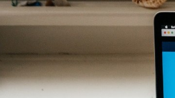 Una computadora persona con una imagen de Amazon Prime Day en la pantalla y unas manos sobre el teclado.