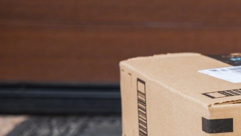 Dos paquetes de cartón de Amazon colocadas una sobre la otra frente a una puerta.