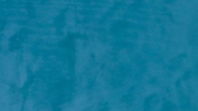 Dos cajas de cartón de Amazon apiladas frente a la puerta de una casa.