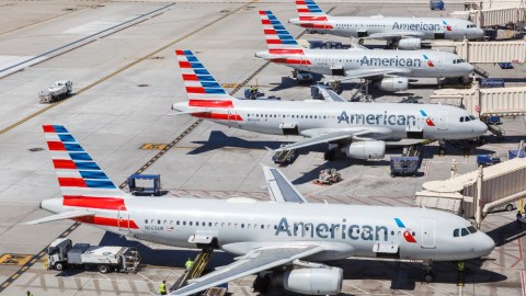 Cuatro aviones de American Airlines en posiciones en un aeropuerto.