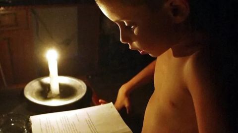 Un niño cubano estudia a la luz de una vela durante un apagón.