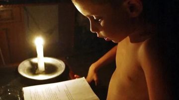 Un niño cubano estudia a la luz de una vela durante un apagón.
