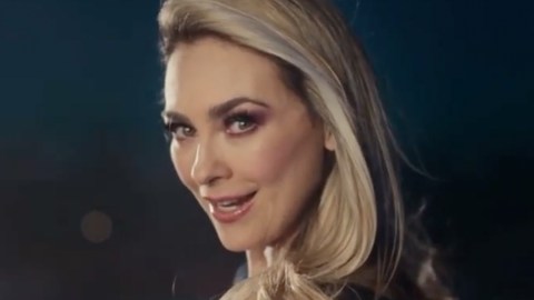 Aracely Arámbula en promocional del canal Las Estrellas en México.