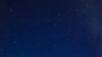 Impresionante aurora boreal aparece sobre el lago Tornetrask y el monte Nuolja en la Laponia sueca.