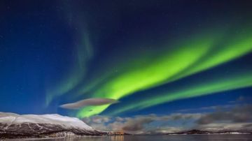 Impresionante aurora boreal aparece sobre el lago Tornetrask y el monte Nuolja en la Laponia sueca.