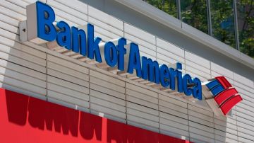 Imagen de una marquesina de Bank of America, en una fachada de color rojo.