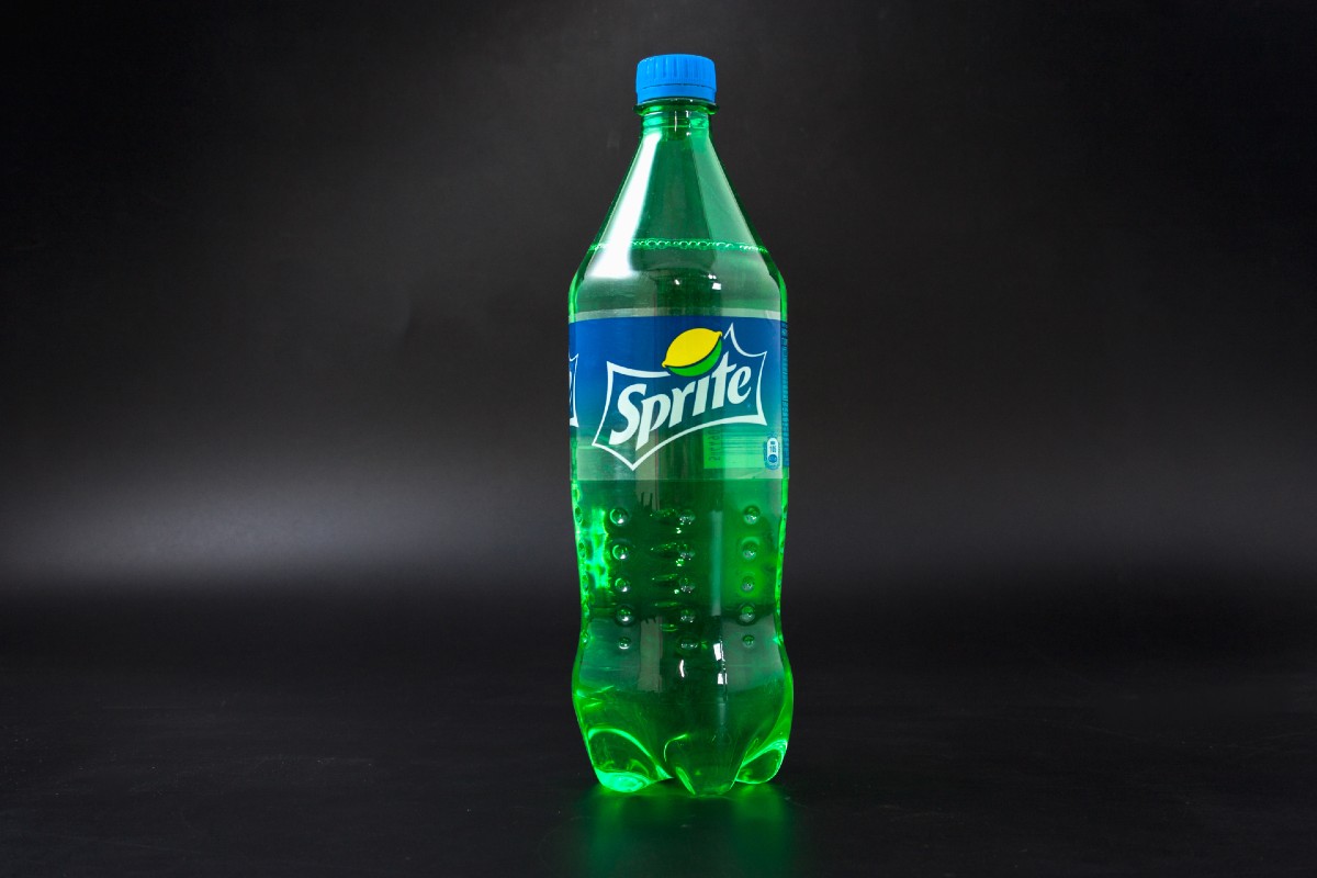 Las organizaciones ecologistas consideran que el problema de la botella de Sprite no es su color verde, sino el material del que está hecha: plástico de un solo uso. 