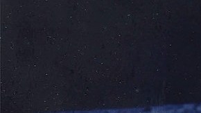 Imagen de un astronauta que camina sobre la superficie de la Luna.