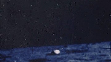 Imagen de un astronauta que camina sobre la superficie de la Luna.