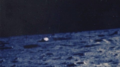 Imagen de un astronauta que camina sobre la superficie de la Luna.