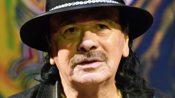 Carlos Santana se cayó en pleno concierto.