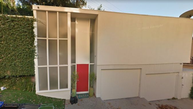 La puerta roja de acceso es lo que más llama la atención de la parte frontal (Google Maps)