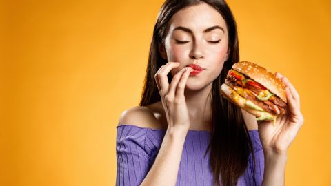 Mujer comiendo.