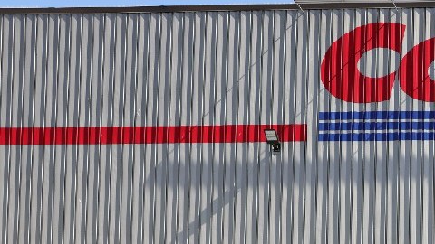 Carritos de compra de Costco apilados frente a un almacén en el que se ve la marca de esta tienda.