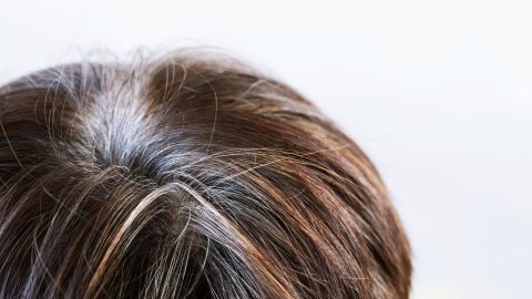 Cubrir las canas de forma natural no daña la fibra capilar, a diferencia de productos químicos