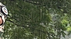 Impresionante rescate de una elefanta y su cría tras caer en una zanjan en Tailandia