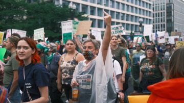 Cientos protestan frente a la Casa Blanca por la sentencia del aborto en EEUU