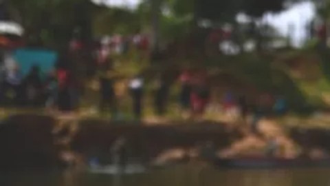 Muchos padres hacen el peligroso viaje con sus hijos por el Darién.