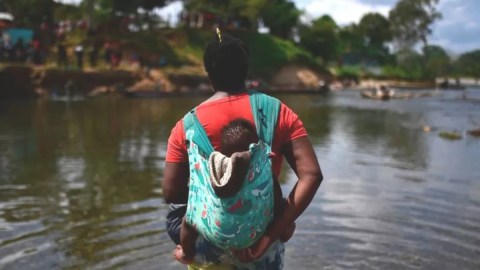 Muchos padres hacen el peligroso viaje con sus hijos por el Darién.