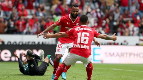 Jordan Sierra (i) y Jean Meneses (d) celebran un gol anotado al Santos.