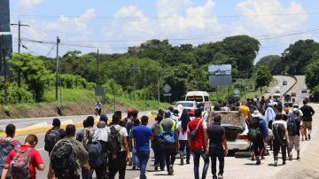 Cientos de venezolanos salen en caravana migrantes desde la frontera sur de México.