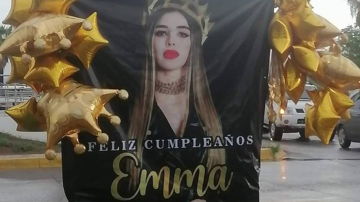 Con música en vivo, carteles con felicitaciones y arreglos de globos, celebraron a Emma Coronel.