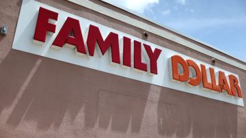 La fachada de un inmueble con un letrero luminoso de la tienda Family Dollar.