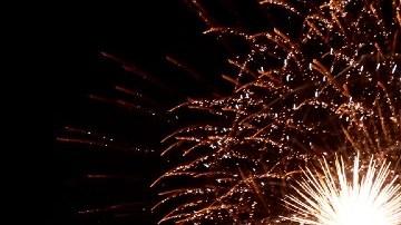 Una explosión de fuegos artificiales en Nueva York, sobre la Estatua de la Libertad.