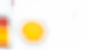 Un automóvil de color azul carga gasolina.