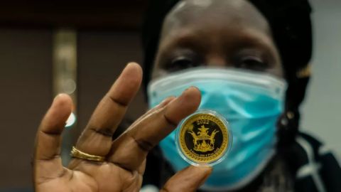 Las monedas de oro de Zimbabue podrán ser usadas en comercios.