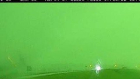 Una cámara de tráfico captó el cielo verde antes de un derecho en Dakota del Sur.