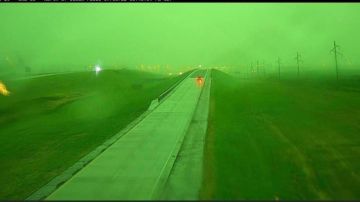 Una cámara de tráfico captó el cielo verde antes de un derecho en Dakota del Sur.