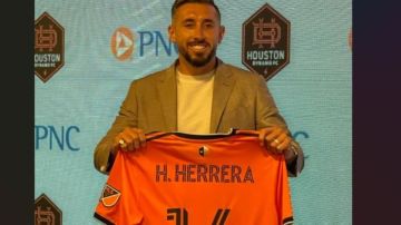 Héctor Herrera con su nuevo uniforme del Dynamo de Houston