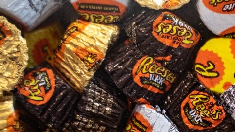 Muchos chocolates producidos por la empresa Hershey, de la marca Reese.