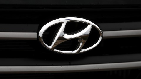 El logotipo en forma de "H" estilizada de la marca coreana de autos Hyundai.