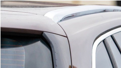 mujer angustiada contra un auto