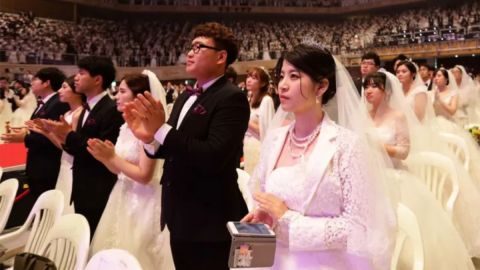 La Iglesia de la Unificación es conocida por organizar bodas multitudinarias.
