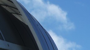 Una rampa se ve que da acceso a la puerta trasera de un avión de la aerolínea JetBlue.