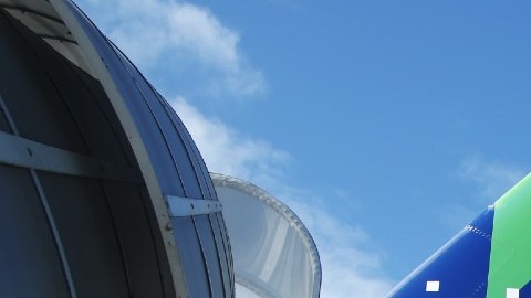 Una rampa se ve que da acceso a la puerta trasera de un avión de la aerolínea JetBlue.