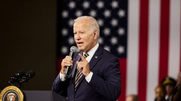 El presidente de Estados Unidos, Joe Biden, da un discurso mientras sostiene un micrófono.