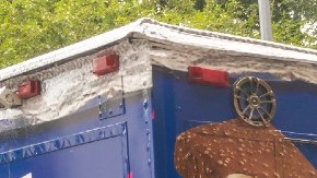 Varias personas hacen fila en un camión de venta de helados de la marca Klondike.