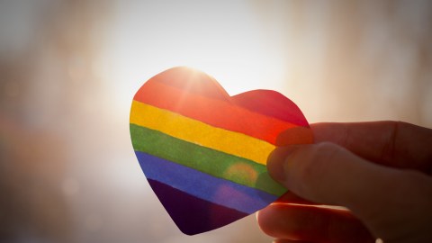 corazón con colores del arcoíris