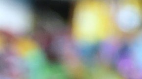 Una persona muestra con sus manos un boleto digital de la lotería Mega Millions.