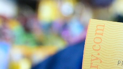 Una persona muestra con sus manos un boleto digital de la lotería Mega Millions.